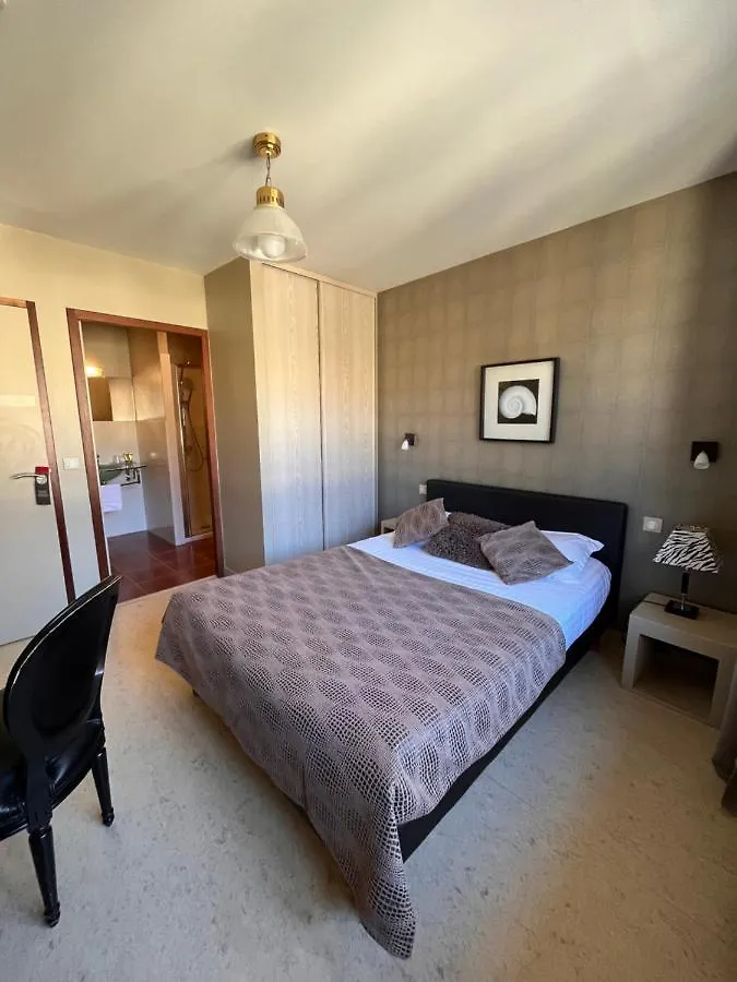 Le Vinois Hotel Caillac 3*,